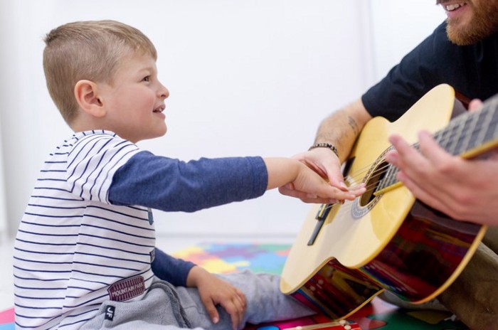 “Miguel era um dos que menos gostava de música, hoje é um dos que mais se identifica. Tanto que tem uma canção cristã que é ‘Alvo Mais Que a Neve’. Todas as vezes que canto, ele sempre olha e sorri”. Foto: arquivo pessoal.