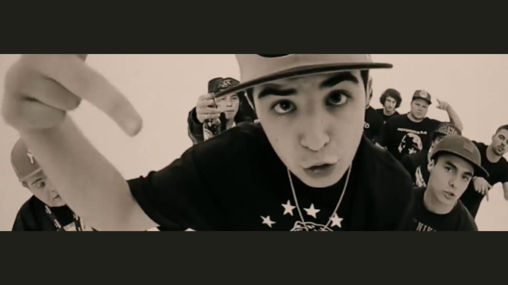 Dab no videoclipe de “B.R.U.X.O | C.Z & FROSSARD Part. Linha Fina” Foto: Casa1 produtora via YouTube