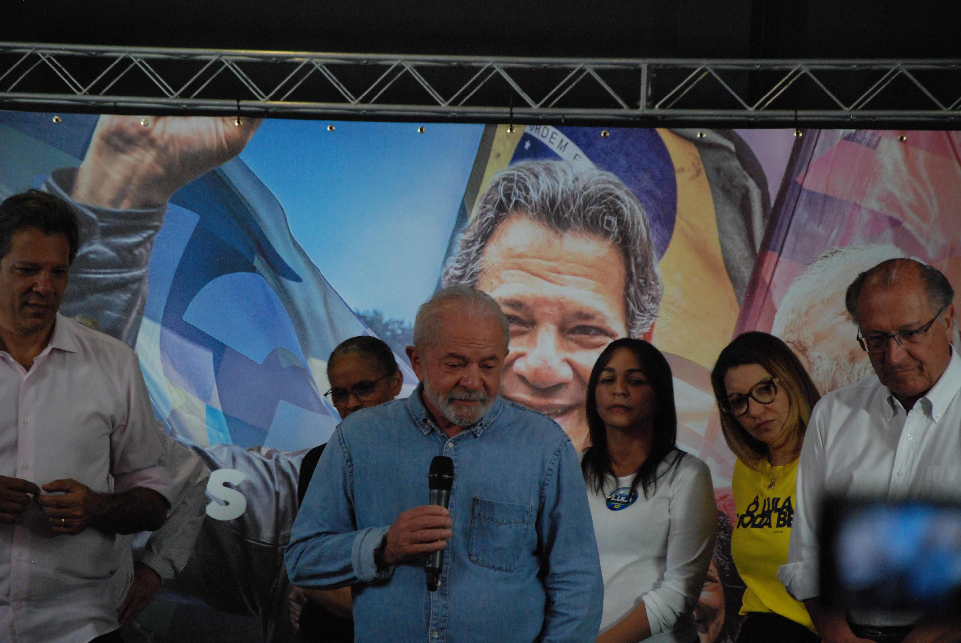 Lula, Haddad, Alckmin e outros em entrevista coletiva um dia antes do segundo turno. 