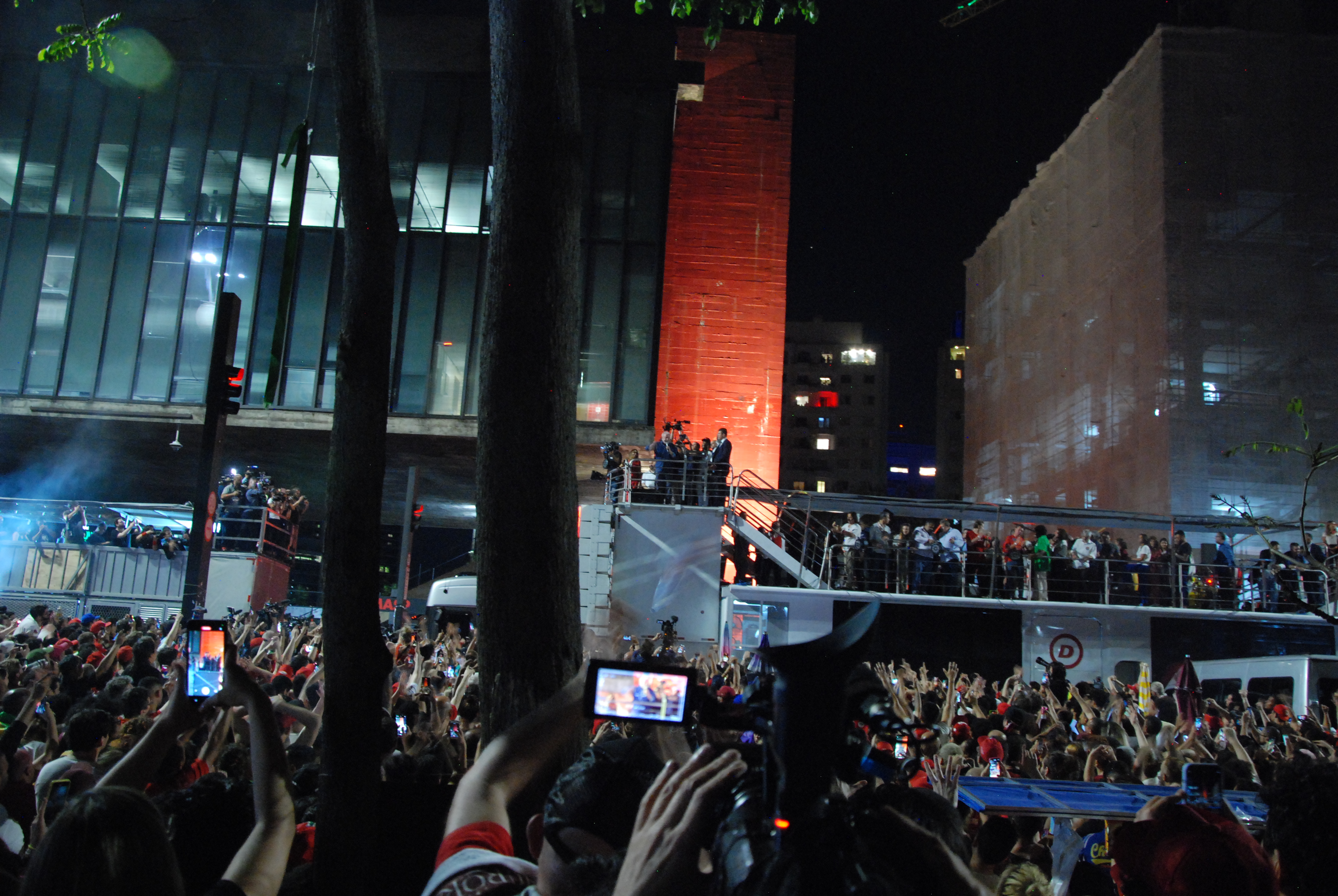Lula na Av. Paulista junto a apoiadores após o resultado do segundo turno. Foto: Rafaela Reis Serra