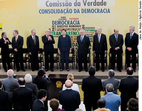 Ex-presidentes e a presidente Dilma Rousseff, na posse dos membros da Comissão Nacional da Verdade - Foto: Jane De Araújo/Agência Senado