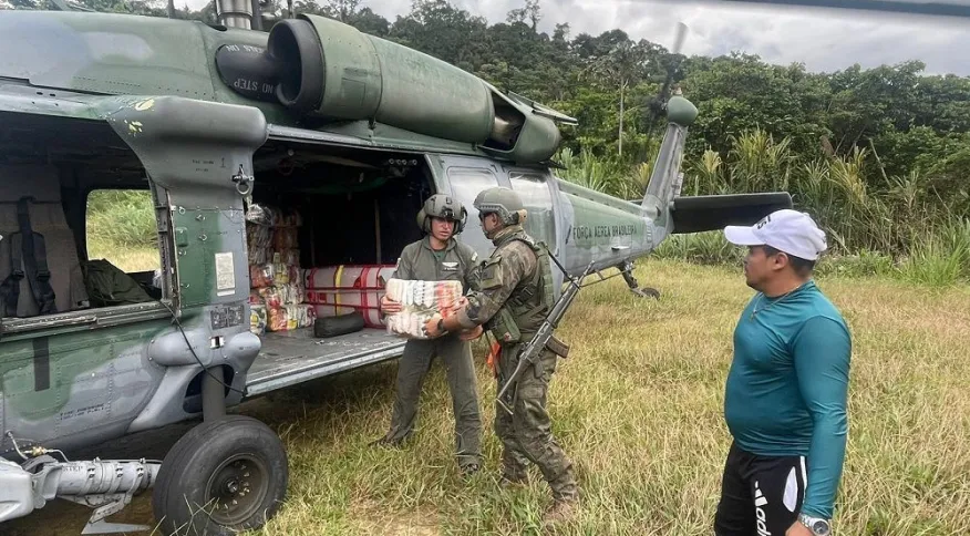 Militares entregam as primeiras cestas básicas que chegam em terras Yanomami, em Roraima