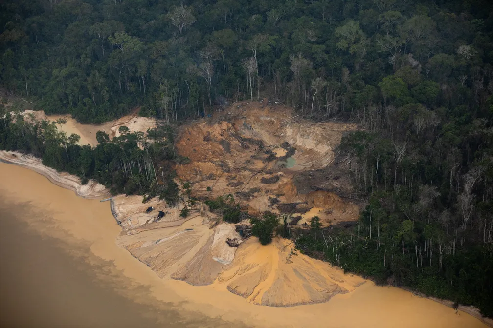 Atividade garimpeira  provoca a poluição dos rios na Terras Yanomami 