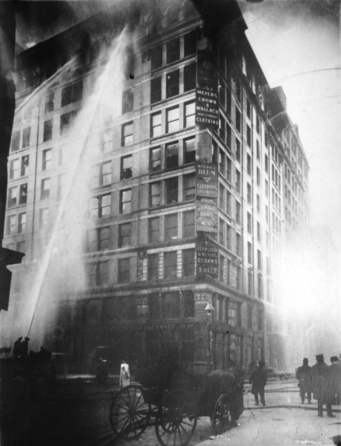 Incêndio na fábrica Triangle Shirtwaist (Nova York, 1911) / Foto: Wikipédia