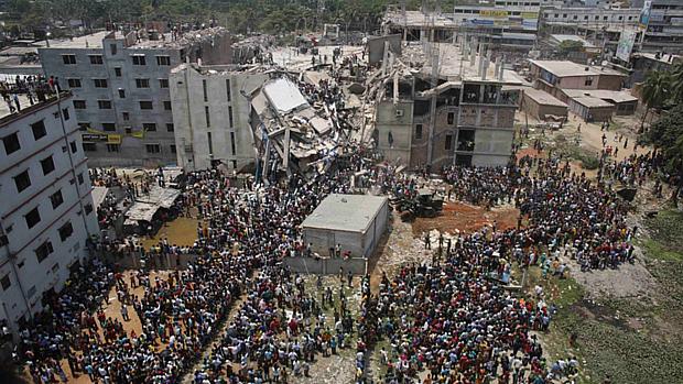 Desabamento do Edifício Rana Plaza (Bangladesh, 2013) / Foto: Andrew Biraj