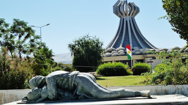Estátua do memorial de Halabja, cidade que sofreu o ataque por gases tóxicos (Foto: kurdistan24.net)