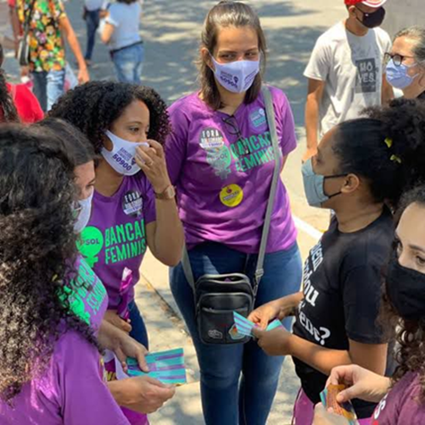 Coletivo da Bancada Feminista conversando com eleitores em São Paulo, no ano de 2020. (Foto/Divulgação)