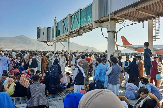 População lota pista de aeroporto na tentativa de sair do país - Jornal NH