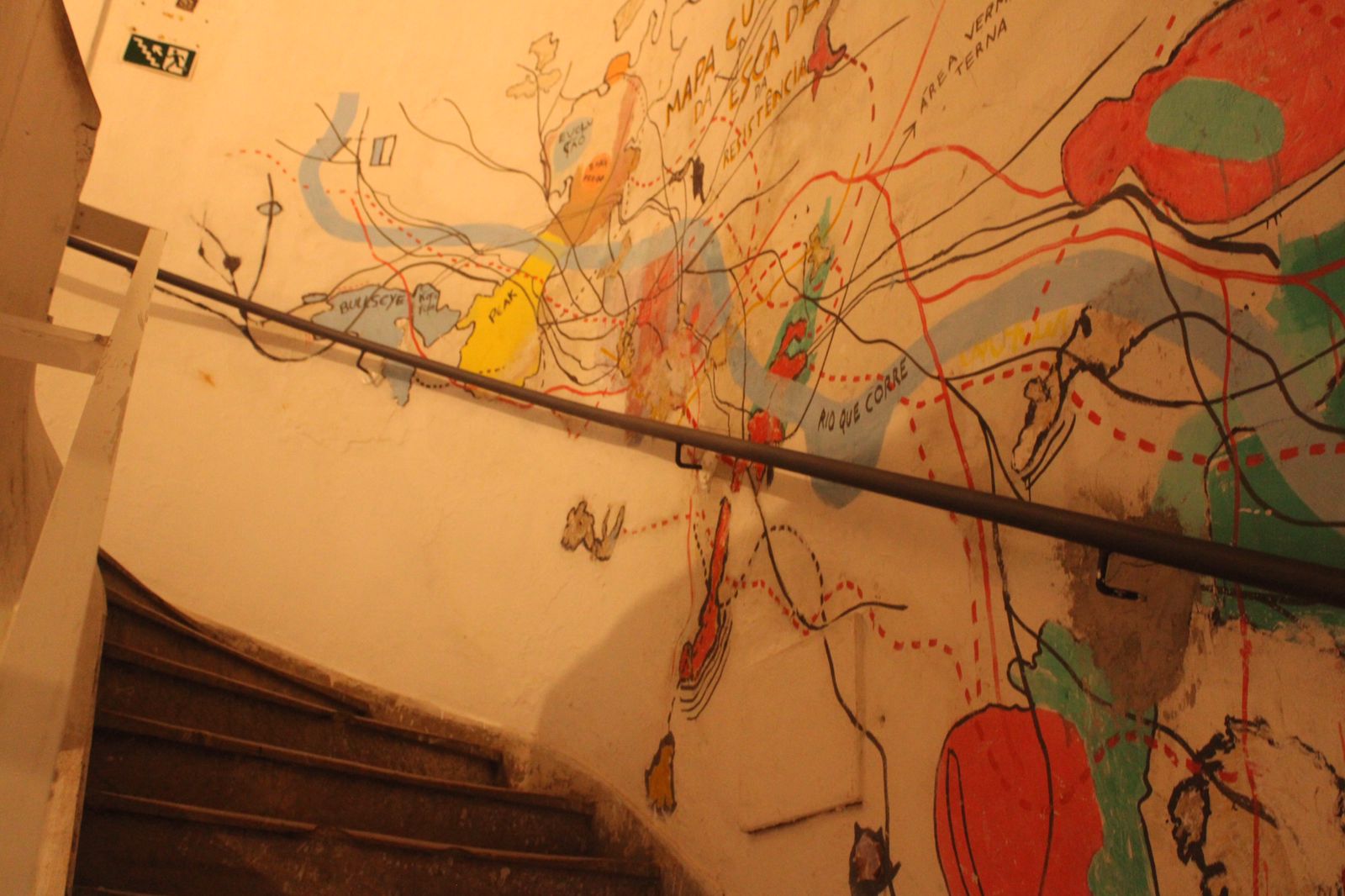 Grafite desenhado nas paredes da ocupação