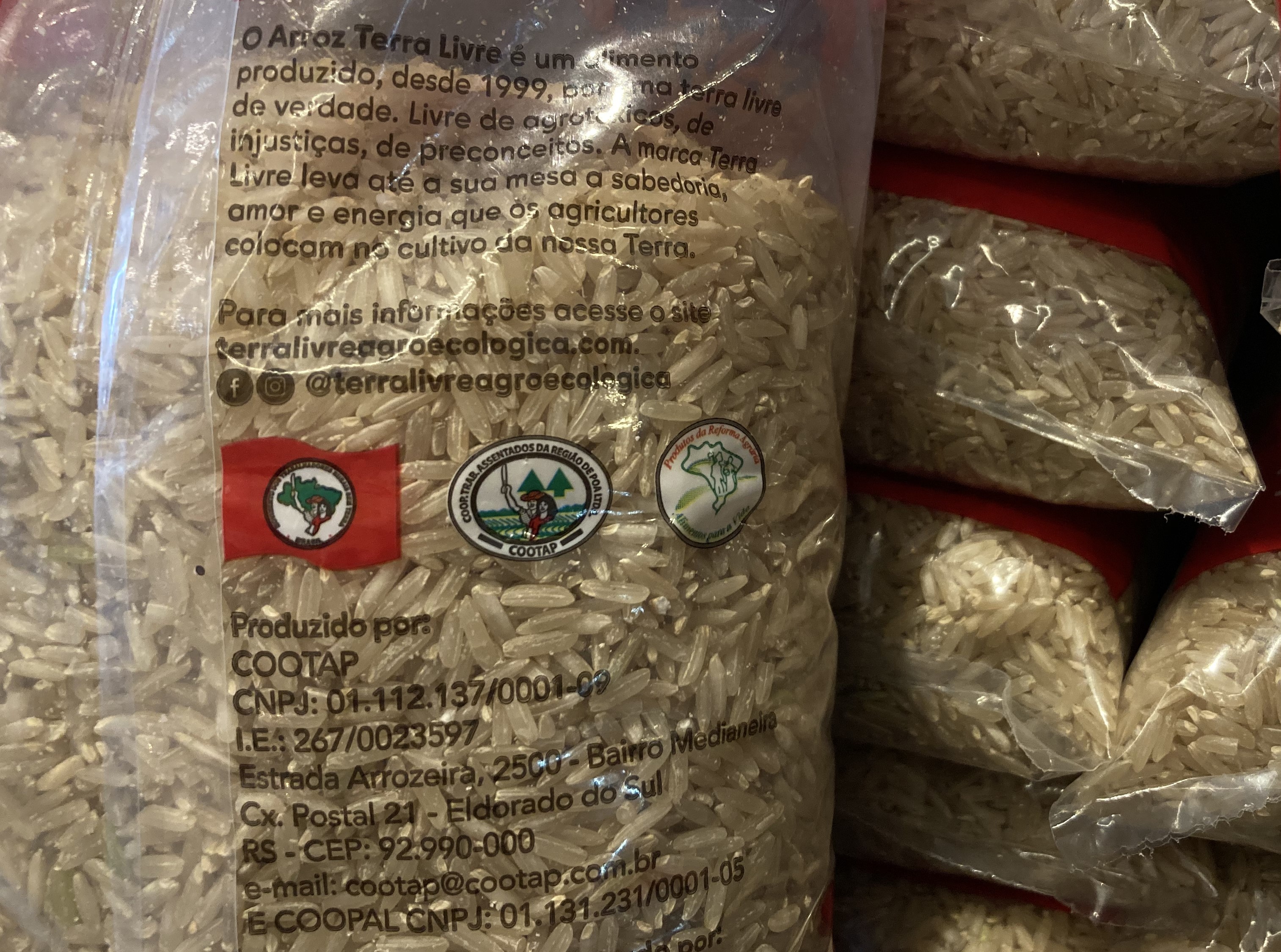 Arroz orgânico produzido pelo MST e vendido no Armazém do Campo