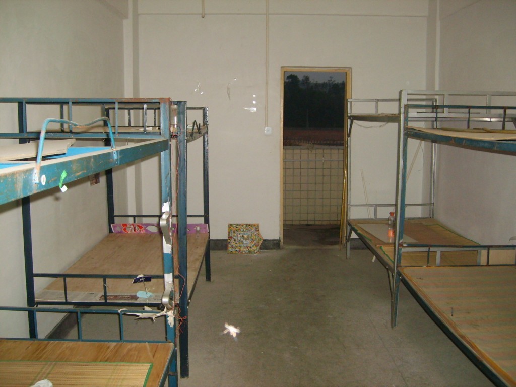 Dormitório e refeitório de uma fábrica de brinquedos em Guangdong. Fotos: Arquivo pessoal/Rosana Pinheiro-Machado