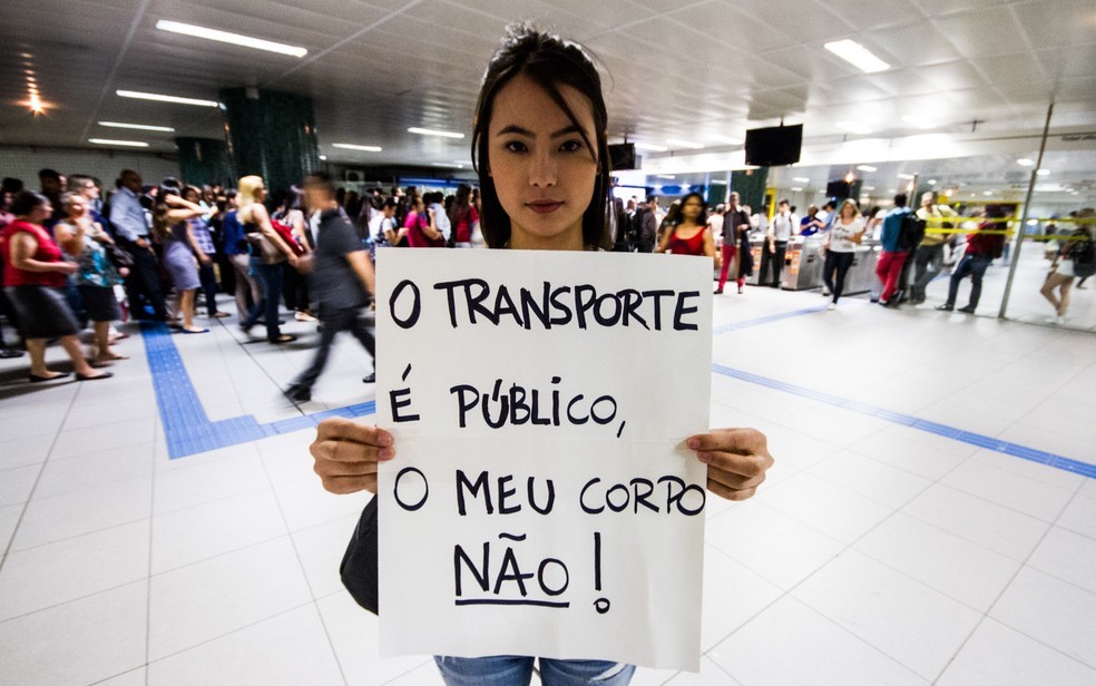 Jovem reivindica em manifestação contra assédio às mulheres no metrô na estação da República. 