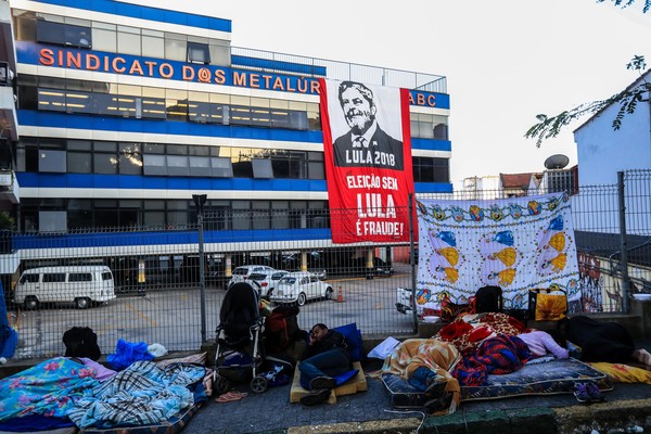 Em 2018, após ordem de prisão dada a Lula, apoiadores do político estiveram no Sindicato dos Metalúrgicos do ABC, em São Bernardo do Campo (SP), até que o ex-presidente fosse de fato preso — Foto: Gabriela Biló/Estadão Conteúdo