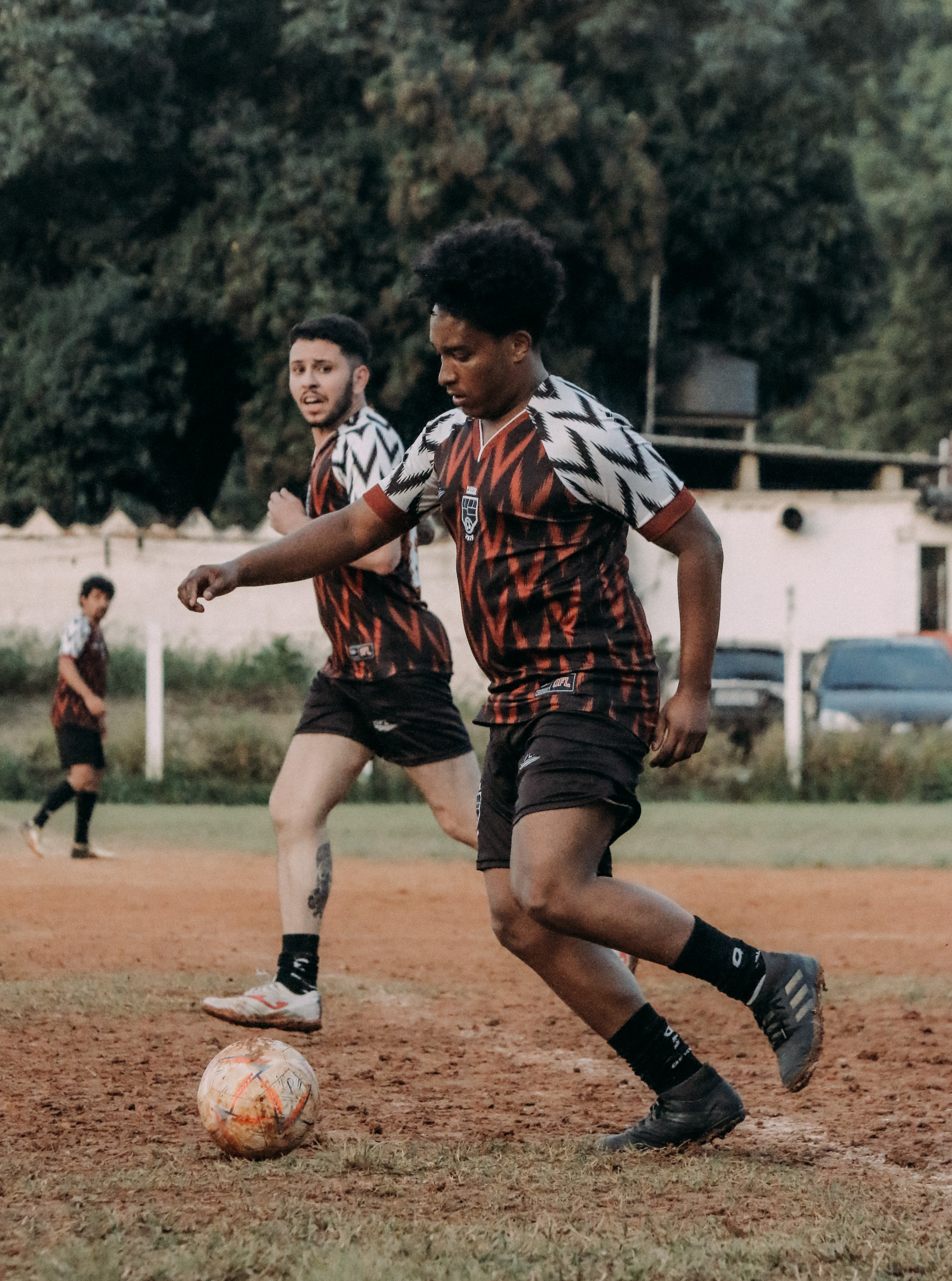 Fúlvio com a camisa do Punho Cerrado F.C. Foto: arquivo pessoal.