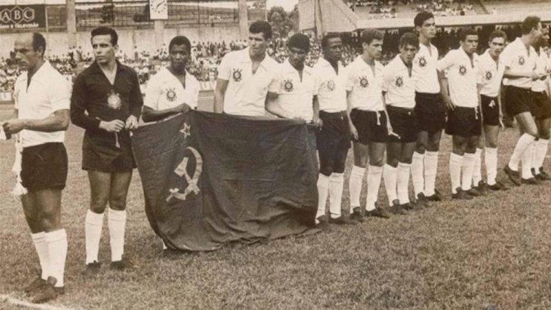 jogadores entram em campo com bandeira da União Soviética
