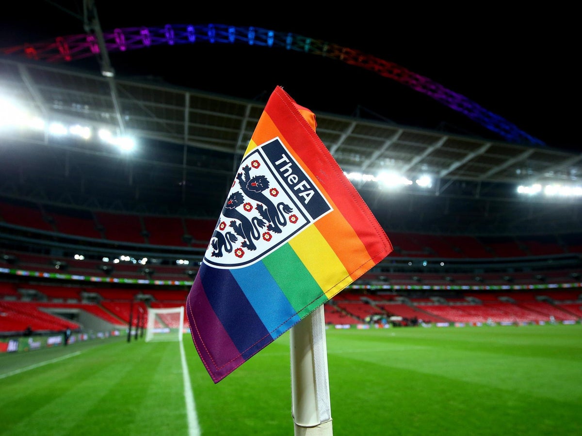 Bandeira que representa a comunidade LGBTQIA+ é utilizada em partida oficial pela FA, no Reino Unido. Imagem: Reprodução/Redes Sociais