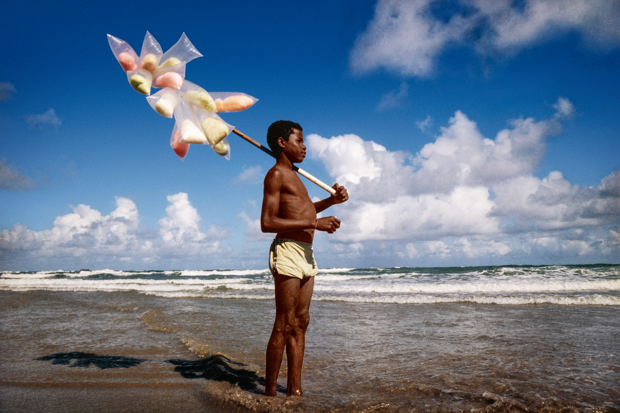 Vendedor de sonhos na Praia da Piatã, Salvador, BA, déc. 1980. (Walter Firmo/Acervo IMS)