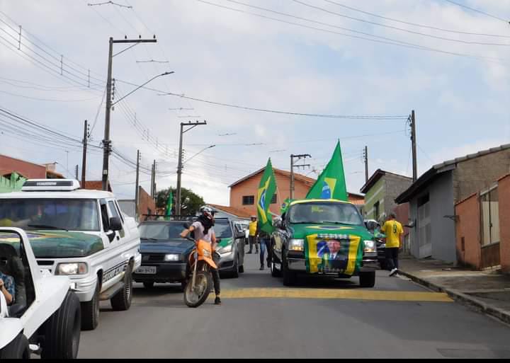 Carro preto com a bandeira do brasil em cima