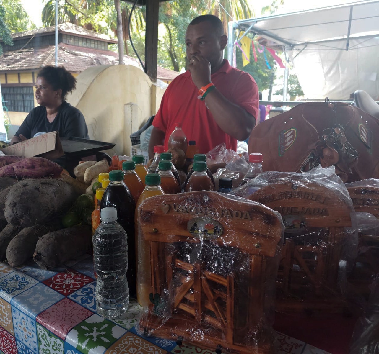 Produtores vendem na IV Feira Nacional da Reforma Agrária. Foto: Lucas Gomes.