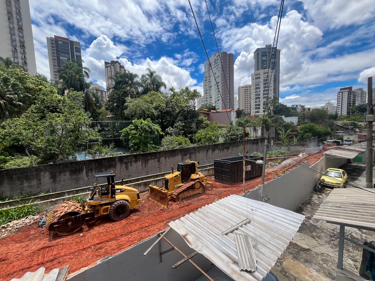 Tratores estacionados ao lado da comunidade Sousa Ramos/Foto: Marcela Rocha