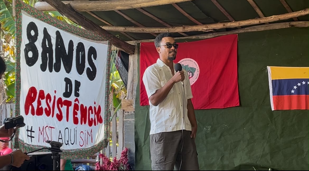 Coordenador do Acampamento, Gerson Oliveira, discursando no aniversário do acampamento