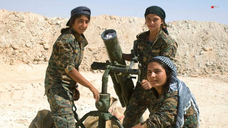 Soldadas montando lançador de morteiros para combate com o Estado Islâmico e Turquia (Foto: 